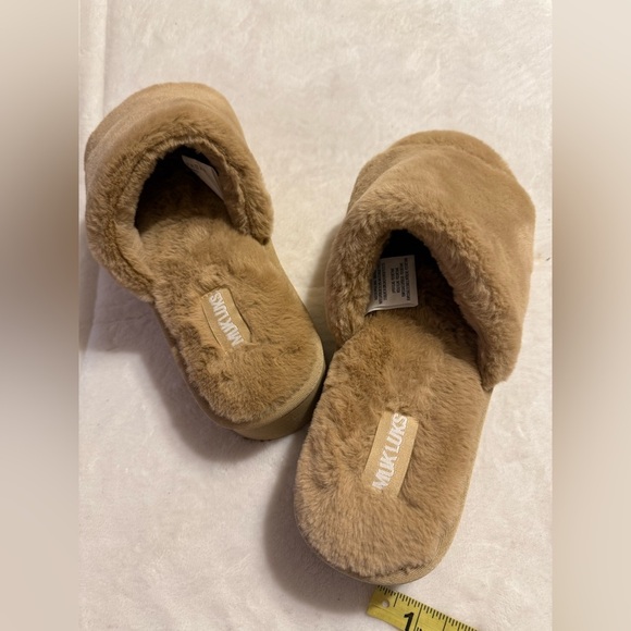 NWT MUK LUKS faux fur platform slipper, size medium (9-10) - Picture 5 of 15